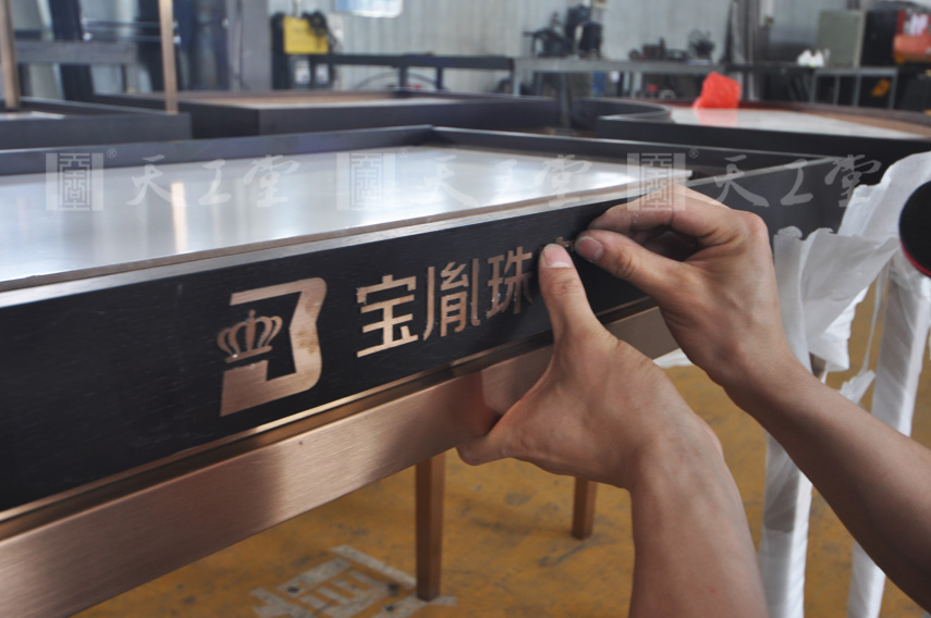 天工堂工人正在制作珠寶展柜