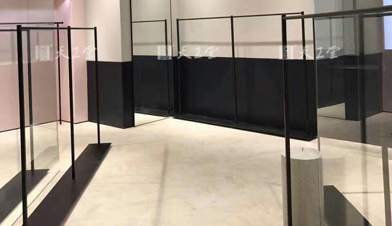 張家港凱麗百貨的展示道具正在安裝