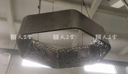 天工堂道具打造出一批不同幾何形狀的金屬吊燈